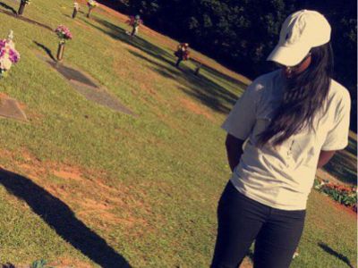 Snow Lopes is looking at the grave of Lisa Lopes.